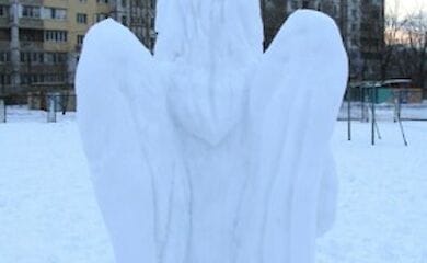 В Киеве на Троещине появился снежный ангел