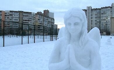 В Киеве на Троещине появился снежный ангел