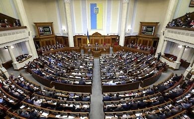 Рада приняла закон о госслужбе с президентскими предложениями