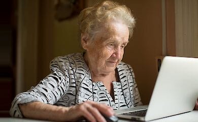 Доплаты для пенсионеров 75 и 80 лет отсрочили