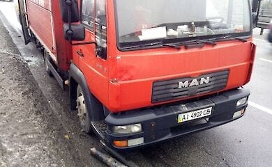 У Києві автобус влетів у вантажівку