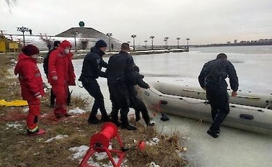 В Днепре женщина провалилась под лед