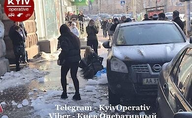 Новая жертва сосулек: в центре Киева пострадала девушка