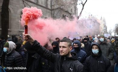 Митингующие против ареста активиста Стерненко прошли по улицам Киева с зажженными файерами