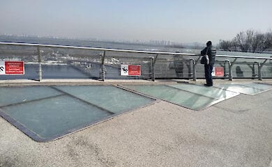 На пішохідно-велосипедний мосту, який кияни називають "скляним мостом Кличка", знову тріснуло скло