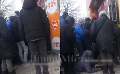 Пенсионерку едва не затоптали под секонд-хендом