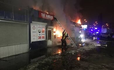 В Киеве на Оболони произошел масштабный пожар на рынке
