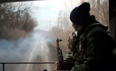 На Донбассе на неизвестном взрывном устройстве подорвался военный автомобиль