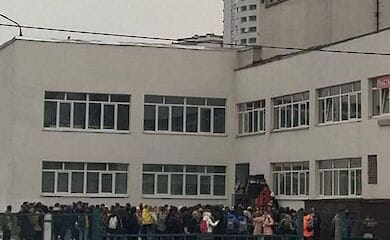 З київської школи евакуювали учнів через газовий балончик