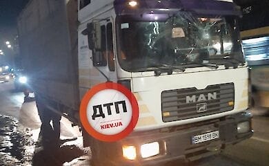 В Киеве пьяный водитель грузовика снес остановку