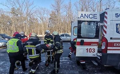 В столице авто врезалось в отбойник: спасатели разблокировали пострадавшую
