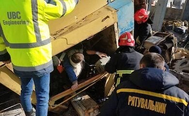 Во Львове мужчину зажало строительным краном, но его спасли
