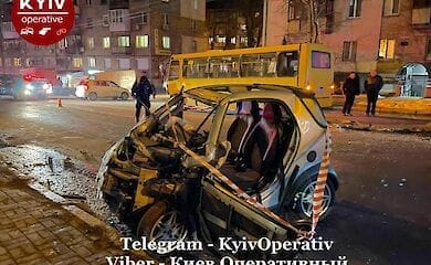 В Киеве авто столкнулось с маршруткой: есть пострадавшие