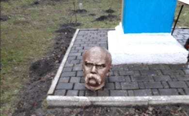 В Івано-Франківській області вандали розбили пам'ятник Тарасу Шевченку