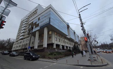 У столиці з одного з будинків обсипається облицювання