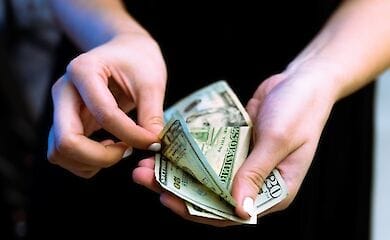 В НБУ начали постепенно переходить к новому принципу валютной политики и снимать ограничения
