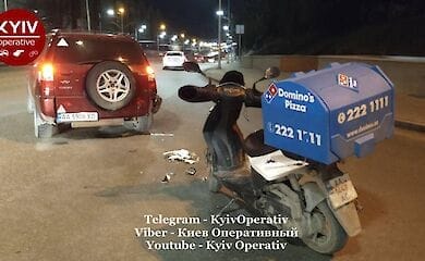 У Києві вночі скутерист врізався в авто