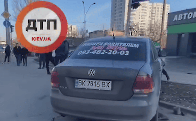 В Киеве таксист протаранил светофор