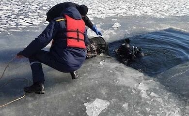 У Києві рятувальники дістали тіло чоловіка з озера
