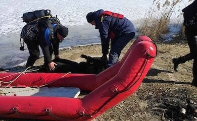 У Києві з озера дістали тіло чоловіка