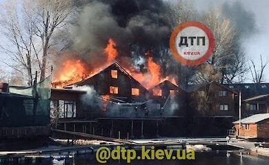 В Киеве в Гидропарке продолжается тушение пожара