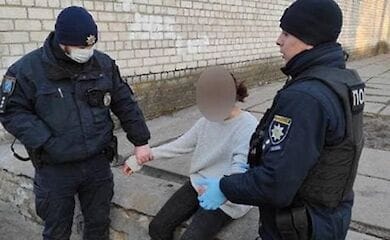 В Днепре 12-летняя школьница резала вены на глазах у прохожих