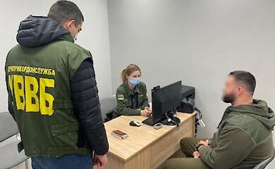 Россиянин предложил пограничнице 2100 долларов взятки за пропуск в Украину