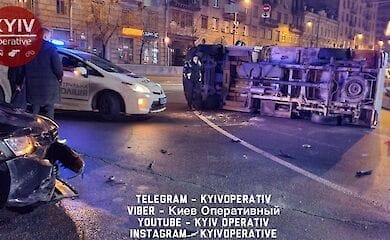 ДТП в центре Киева: перевернулся микроавтобус