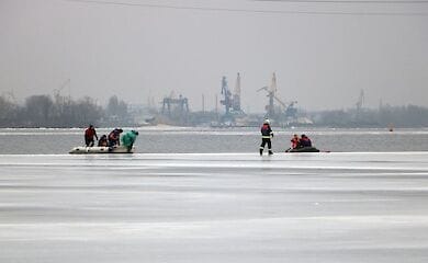 Двух рыбаков спасли с льдины под Киевом