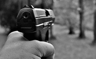 У Львові підлітки розмахували пістолетом на дитячому майданчику, є постраждалі