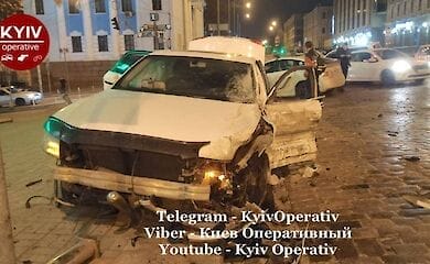 У центрі Києва нічна ДТП: авто сильно побиті