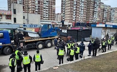 У Києві на Троєщині прибирають незаконні торгові точки
