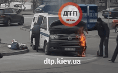 В Киеве на Оболони загорелась инкассаторская машина