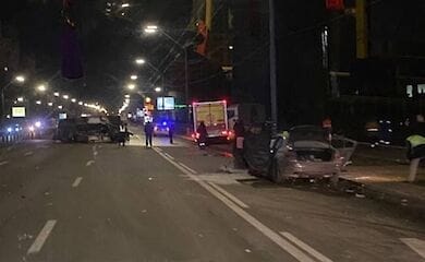 В Киеве возле зоопарка произошло серьезное ДТП с опрокидыванием