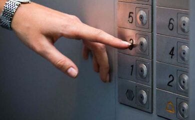 На столичній Воскресенці чоловік намагався згвалтувати дівчину