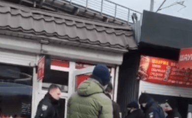 ЧП на Выдубичах: МАФ с хот-догами залит кровью