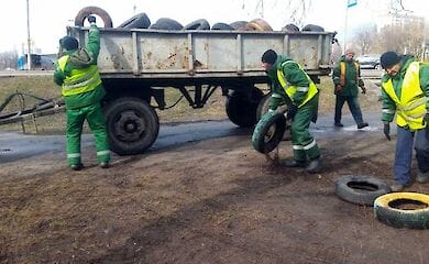 У Дарницькому районі з клумб почали прибирати старі покришки