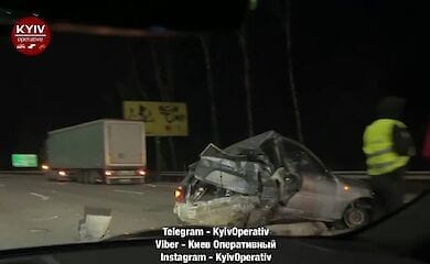 ДТП під Києвом: авто стиснуло, як консервну банку