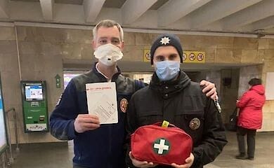 В Киеве полицейский спас жизнь пассажиру подземки, у которого случился сердечный приступ