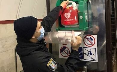 В киевском метро полицейский спас мужчину, у которого остановилось сердце