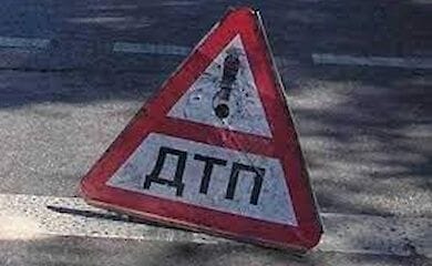 В Киеве такси сбило женщину