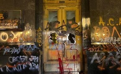 Украинцы против митингов, на которых портят здания