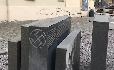 Меморіальний комплекс у Львові розмалювали свастикою
