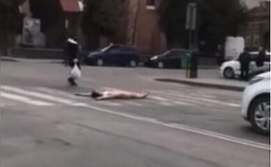 В полиции объяснили, почему обнаженная девушка гуляла с ножом по Мукачево