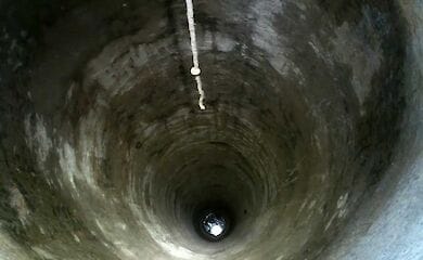 Пенсионерка совершила самоубийство прыгнув в колодец