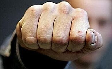 В центре Киева на уличного музыканта напали из-за песни