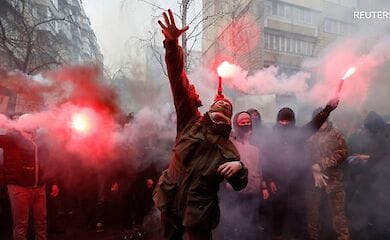 Акции под Офисом Президента: украинцы скорее не поддерживают, но считают, что полиция не должна жестко останавливать протестующих