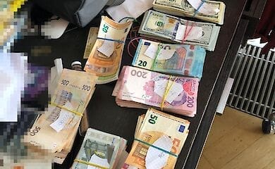 Бывший полицейский и адвокат из Одессы "отжимали" у людей квартиры
