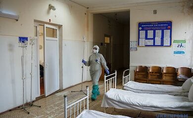 Головний лікар обласної лікарні Дніпра розповів про масову міграцію медиків | Фото: Укрінформ