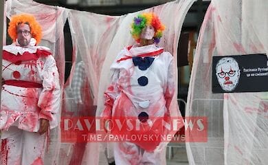 У Києві Шарія і Медведчука &laquo;облили фарбою&raquo;.
